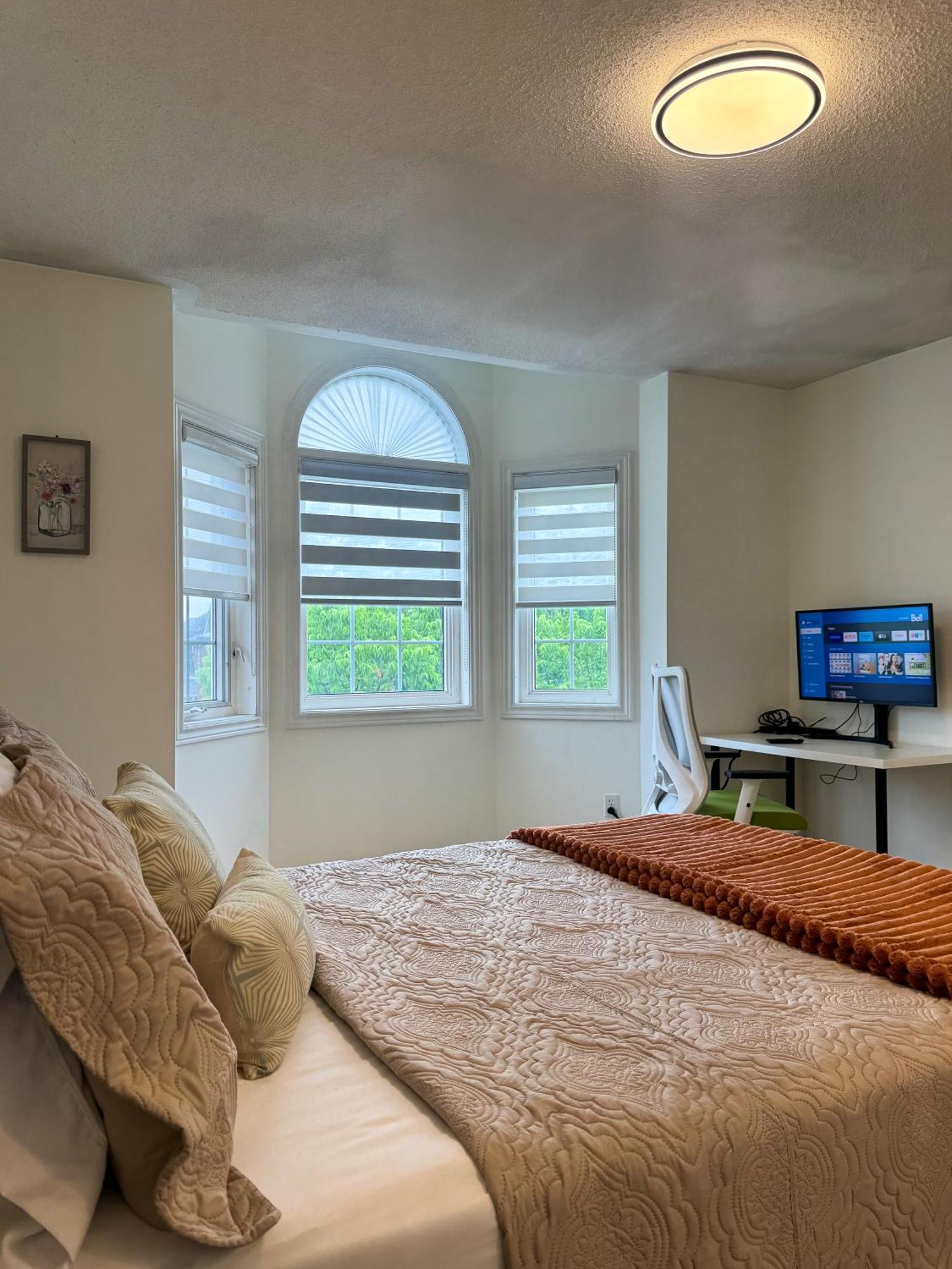 The Khan Villa Whitby Room photo